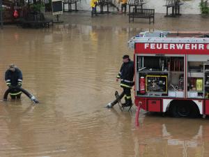 Feuerwehr im Dauereinsatz. Rettungskräfte sind beim Hochwasser mit schwerem Gerät im Einsatz. Foto: bit