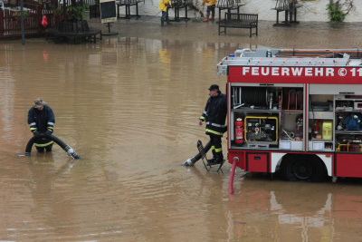 Feuerwehr im Dauereinsatz. Rettungskräfte sind beim Hochwasser mit schwerem Gerät im Einsatz. Foto: bit