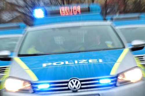 Am Donnerstagnachmittag musste die Polizei eingreifen, als 20 Personen beim Verwaltungszentrum mit Steinwürfen gegeneinandertrafen. Foto: Jan Woitas dpa/lah +++(c) dpa - Bildfunk+++