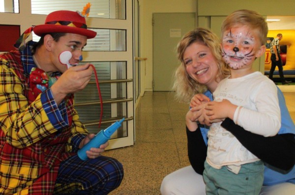 Clown Fips begeistert die Kinder. Foto: KH