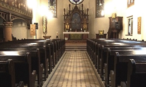Der Fußboden in der Kirche erhielt einen neuen Unterbau und neue Fußbodenfliesen im Stil eines Jugendstilfußbodens. 