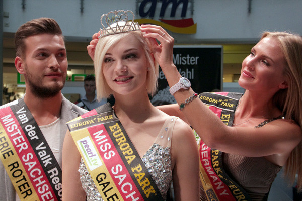 Miss Germany 2015 Olga Hoffmann setzt Farina Behm aus Leipzig die Krone der neuen Miss Sachsen auf. Martin Merko aus Dresden holte den Mister Sachsen Titel. Foto: bit
