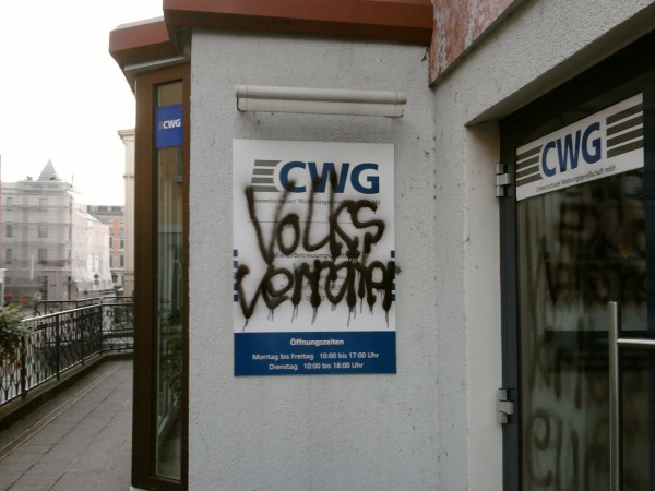 Kaputte Fensterscheiben und Parole-Schmierereien sind das Ergebnis einer Gewalttat am Haus der CWG. Foto: U. Pleißner/ Stadtverwaltung