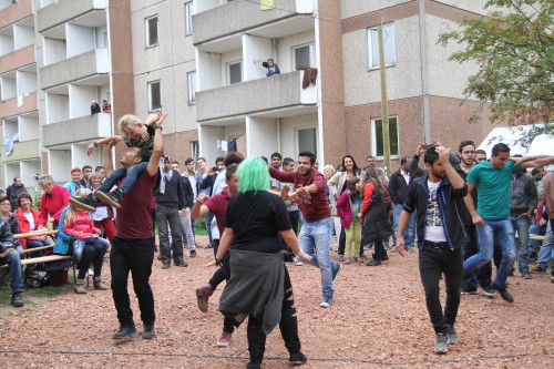 Tanzen verbindet. So auch beim zweiten Begegnungsfest am Sonntag in Mülsen. Foto: Alice Jagals