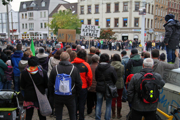 Zwei Gruppen demonstrieren. Miteinander geredet wurde nicht. Während Parolen vom Demokratiebündnis (vorn im Bild) kamen, blieb es bei der gegenüber laufenden Mehrheit eher ruhig. Foto: Alice Jagals