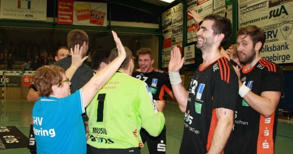 Grenzenloser Jubel nach dem EHV-Sieg gegen Nordhorn-Lingen. Foto: Birgit Hiemer