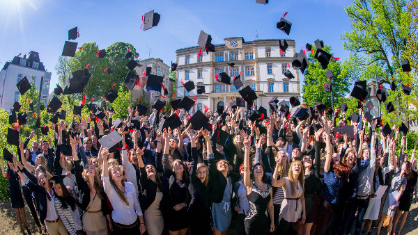 Hütewerfen der Absolventen zum Abschluss der feierlichen Exmatrikulation und Verabschiedung der Absolventen der Hochschule Mittweida am 13. Mai 2015 auf dem Technikumplatz vor dem Hauptgebäude der Hochschule Mittweida. Foto: André Wirsig