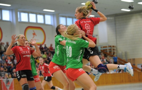 Im Spiel HV Chemnitz gegen HSV Magdeburg: Kathrin Lucka setzt sich gegen Anna Meineke und Joelina Kortz durch. Foto: Agentur