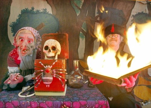 Doreen Lämmel als Hexe und Thomas Amlung mit seinem brennenden Buch in der Mini-Welt Lichtenstein. Foto: Miniwelt