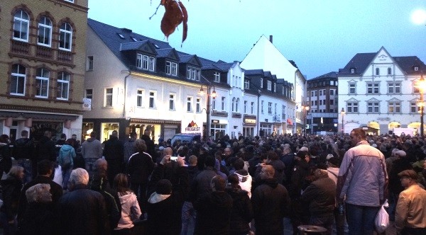Zur Kundgebung auf dem Auer Altmarkt kamen rund 1.000 Menschen. Foto: Uwe Zenker