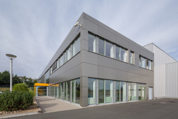 Der Verwaltungstrakt der Produktionsstätte des ehemaligen Photovoltaikhersteller Signet Solar in Mochau. Foto: COTESA GmbH