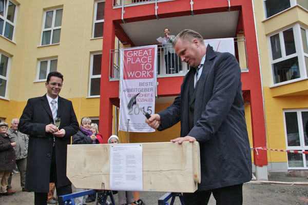 Jochen Kühne, Leiter der neuen Seniorenresidenz, schlägt symbolisch den letzten Nagel ein. Foto: bit