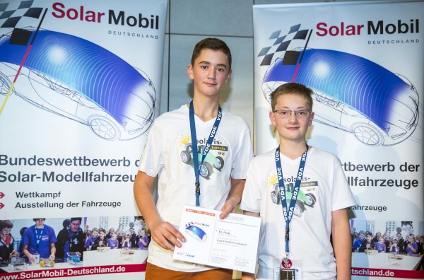 Julius Vogel und Karl-Friedrich Liebezeit im Finale von SolarMobil Deutschland. Foto: VDE