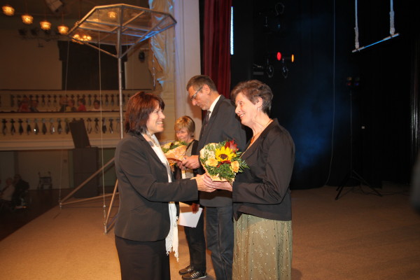 Oberbürgermeisterin Pia Findeiß gratulierte den Ausgezeichneten. Foto: Alice Jagals