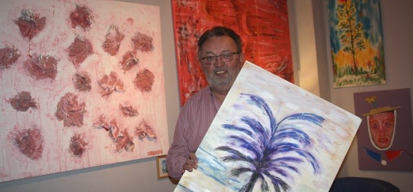 Sein erstes Bild, welches Udo Mehnert in der Hand hält, malte er noch auf einer Spanplatte. Der Schwarzenberger Künstler Ralf-Alex Fichtner riet ihm: „Mach unbedingt weiter und lass Dich nicht verbiegen!“  Foto: Birgit Hiemer