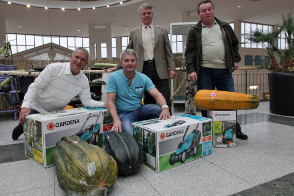 Neefepark Center-Manager Manfred Haendly (3.v.l.) übergab an die Gartenfreunde Rainer Drechsler (l.), Mirko Henke (2.v.l.) und Siegfried Reichelt (r.) attraktive Preise für die schwersten Zucchini des Gartenwochen-Wettbewerbes. Foto: bit