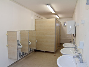 Im Außenbereich befinden sich die sanitären Einrichtungen in Containerform. Foto: Alice Jagals