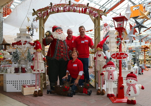 Das Team vom Bau und Hobby Baumarkt Mittweida begrüßt Sie schon jetzt mit tollen Geschenk- und Dekorationsideen zum diesjährigen Weihnachtsmarkt. Foto: Roman Pfüller