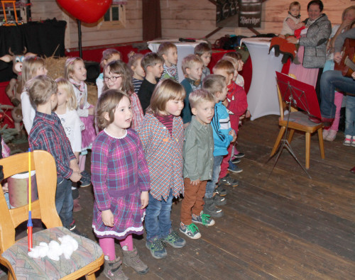Die Kinder der Kita "Sonnenkäfer" gestalteten das Programm in der "Hütte" mit aus. Foto: Uwe Wolf