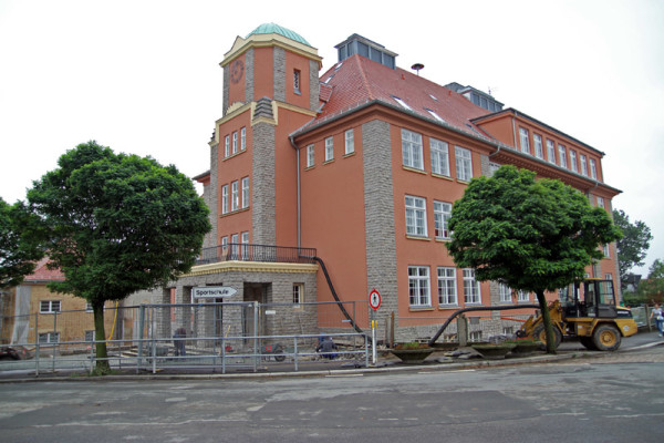Kurz vor Schuljahresbeginn waren die Bauarbeiten noch im vollen Gange. Kurze Zeit später waren bereits erste Nässeschäden, die durch das undichte Dach verursacht wurden, sichtbar. Foto: Alice Jagals/ Archiv