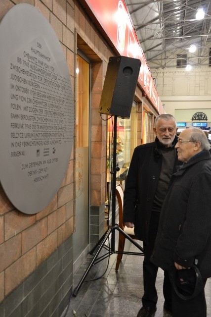 Karl Clauss Dietel (li.) und Siegmund Rotstein (re.) im Gespräch vor der neuen Gedenktafel in der großen Halle des Chemnitzer Hauptbahnhofes. Foto: ihst