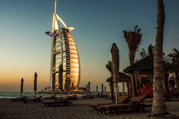 Das 7-Sterne-Hotel Burj-al-arba gilt als Wahrzeichen von Dubai. Foto: pixabay.com 