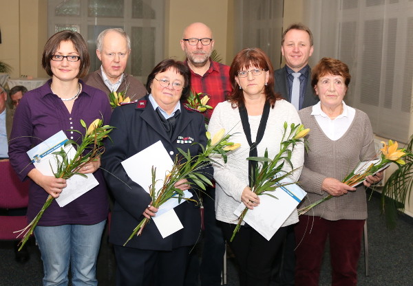 Der Lunzenauer Bürgermeister ehrte Mitglieder von Feuerwehr und von Sport- und Musikvereinen für ihr langjähriges Engagement. Foto: Roman Pfüller