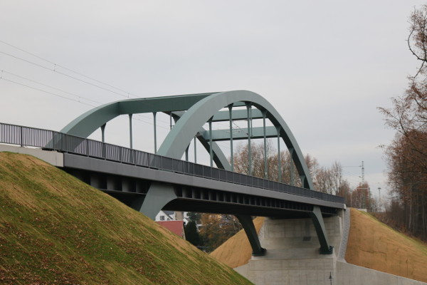 Die neue stählerne Einfeldbrücke ersetzt nun das alte Bauwerk. Die Farbgebung haben die Ottendorfer Bürger selbst ausgesucht