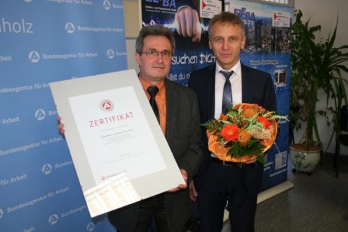 Siegfried Bäumler, Chef der Arbeitsagentur (re.) überreicht Siegmund Mehner, Geschäftsführer der ELEBA, das Zertifikat für sein Engagement. Foto: A. Kaiser