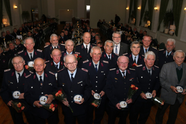 Einige Kameraden der Freiwilligen Feuerwehren Mittelsachsens wurden von Landrat Matthias Damm in Claußnitz sogar für 60 Jahre Dienst ausgezeichnet. Foto: Roman Pfüller