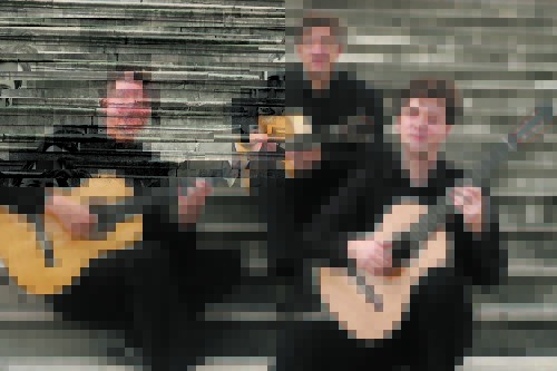 Das Münchner Gitarrentrio Alexander Leidolph, Thomas Etschmann und Mikhail Antropov tritt im Stadttheater Glauchau auf. Foto. Veranstalter