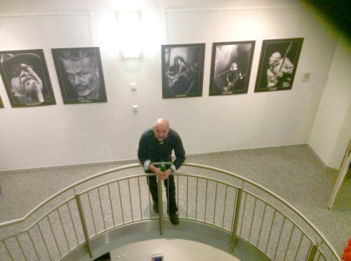 Andreas Tittmann präsentiert derzeit seine Fotoausstellung Live in conzerts II im Foyer des Hohenstein-Ernstthaler Rathauses. Foto: Verena Kaplick