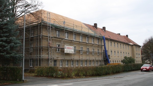 Emsig wird derzeit am Dach der ehemaligen Schwesternschule gearbeitet. Foto: Birgit Hiemer