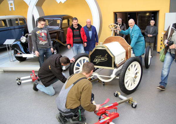 Die weiß-braun-goldene Schönheit rollt behutsam zum Ausstellungseingang. Foto: Alice Jagals