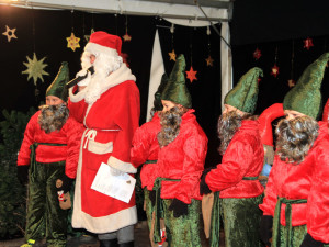 Der Weihnachtsmann wird immer um 16.30 Uhr auf der Bühne sein. Foto: Alice Jagals