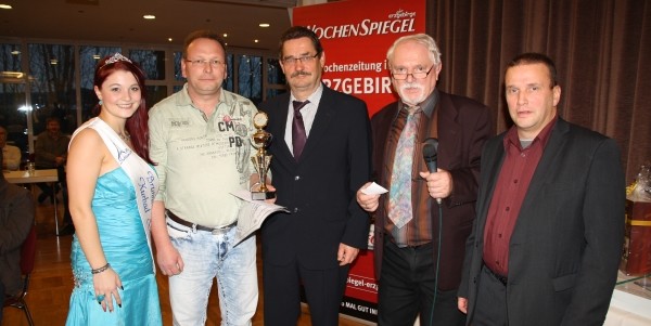 Lothar Bösecke, Geschäftsführer der WochenSpiegel Erzgebirge GmbH, (M.) übergab im Beisein von Spielleiter  Rainer Franke (2.v.r.) , dem stellvertretenden Bürgermeister von Bad Schlema Uwe Haas (r.) und dem Bad Schlemaer Brunnenmädchen Sabrina Trzarnowski den Foto: Birgit Hiemer