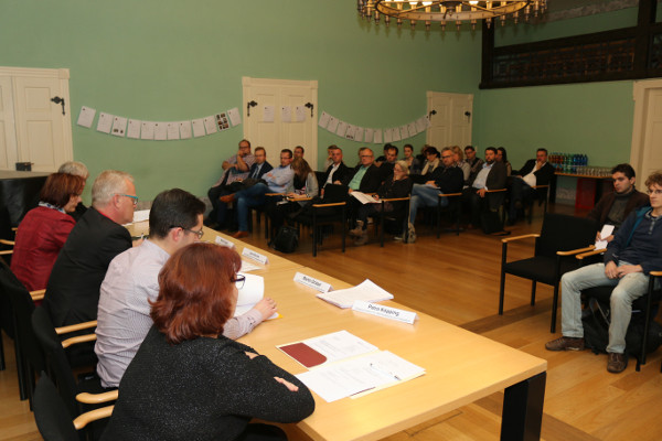 Rund 50 Interessenten - Arbeitgeber, Mitarbeiter verschiedener Einrichtungen, Bürger und Asylbewerber - waren zur Diskussionsrunde in Rathaus gekommen. Foto: Roman Pfüller