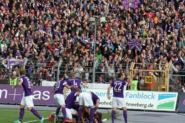 Tor für Aue in der 6. Minute durch Michael Fink im letzten Spiel der Veilchen gegen Dynamo am 17. 4. 2014. Das Spiel endete 2:0. Dresden stieg vier Wochen danach ab. Im Hinspiel hieß es 1:1. Foto: Stefan Unger