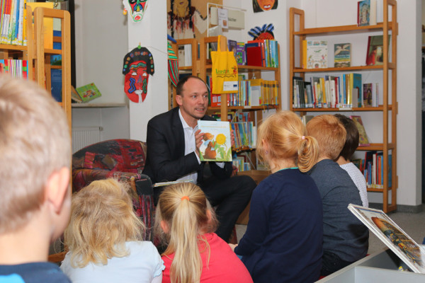 Bundestagsabgeordneter Marco Wanderwitz hatte den Kindern drei interessante Bücher und Geschichten mitgebracht. Foto: Roman Pfüller