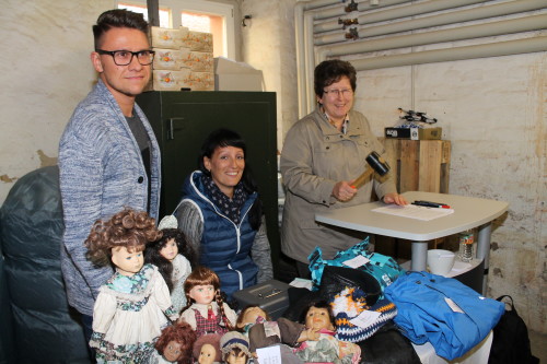 Martin Maschek, Madlen Haase und Heike Kießig (v.l.n.r.) führten den Freiverkauf der Fundsachen durch. Heike Kießig fungierte dabei als Auktionator. Foto: Uwe Wolf