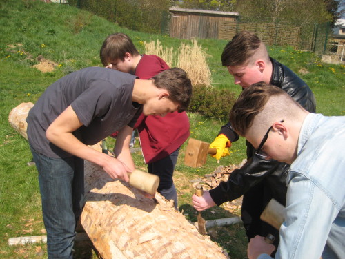 Die Schüler beim Anfertigen der Naturholzsitzmöbel. Foto: Gymnasium