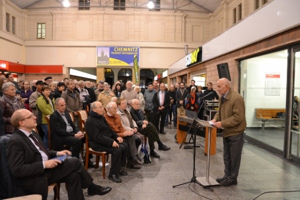 Rund hundert Menschen wohnten der Gedenk- und Einweihungsveranstaltung am Montagabend bei. Dieter Nendel (re.) ist der Initiator des Projektes. Foto: ihst