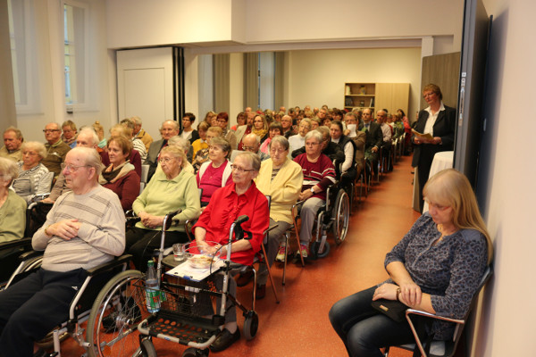 Die Sitzplätze reichten nicht aus, um alle Besucher und Gratulanten zu fassen, die zur Eröffnung erschienen waren. Foto: Roman Pfüller