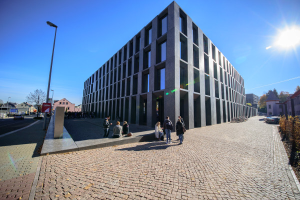 Das Medienzentrum der Hochschule Mittweida in der Bahnhofstraße 15 ist ein Bau, der polarisiert. Die Jury beurteilt das Gebäude als „ein aufregendes Spiel von Räumen der Begegnung inszeniert – Foyer, Treppenanlagen und Hauptsaal bilden ein attraktives Erlebnis“. Foto: Hochschule Mittweida