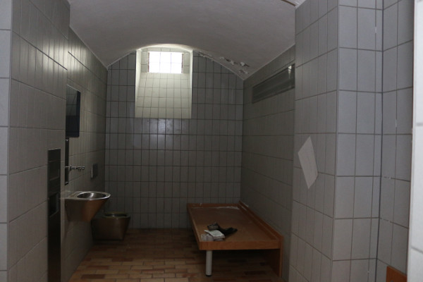 Die Zellen im Kellergeschoss des Gerichtsgebäudes sind ebenfalls in komplett saniertem und modernisiertem Zustand. Foto: Roman Pfüller