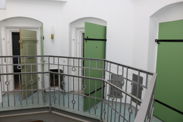 Eine der Gefängnis-Zellen ist sogar als zeitgeschichtliches Zeugnis noch in historischem Urzustand belassen und rekonstruiert worden. Foto: Roman Pfüller