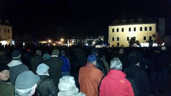 Zur Abschlusskundgebung der „Herbstoffensive“ des AfD-Landesverbandes Sachsen auf dem Schloßplatz kamen etwa 2.000 Bürger. Foto: Steffen Ulbricht