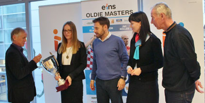 Jürgen Escher (l.) und Jürgen Bähringer (r.) zogen am heutigen Donnerstag die Lose für die Gruppeneinteilung. Mit dabei: Lydia Frosch (Marketing WiC, 2.v.l.), Matthias Krauß (Geschäftsführer Krauß Event, 3.v.l.) und Carmen Schreiter (eins Kommunikation, 2.v.r.). Foto: bit 