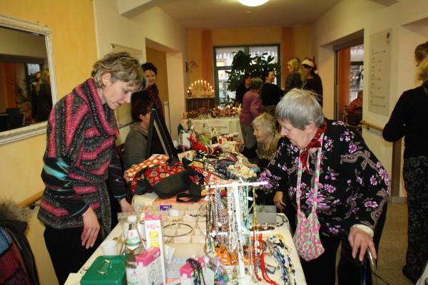 Die Bewohner und Gäste des AZURIT Seniorenzentrum Brühl nutzten bereits den vorjährigen Weihnachtsmarkt zu einem Bummel. Foto: AZURIT