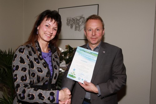 Energiemanagerin Katrin Hedrich von enviaM und Bürgermeister Bernd Birkigt nach der Unterzeichnung des Öko-Strom-Vertrages.
